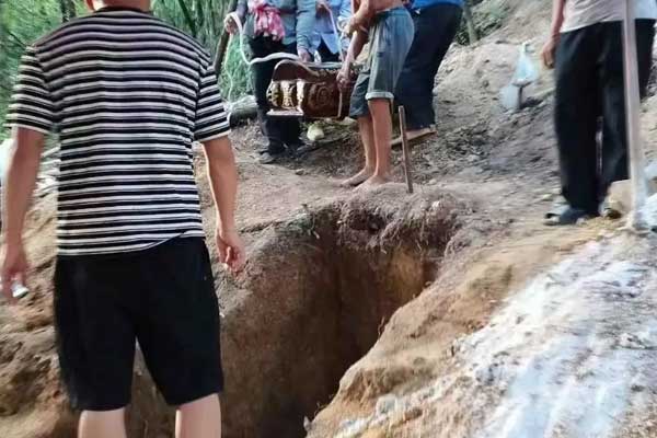 下葬时放什么对后人好
